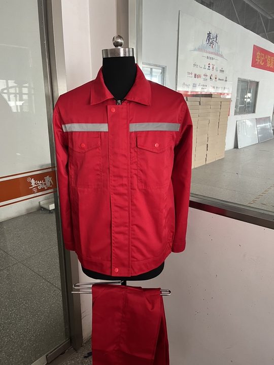 和美院庄园工作服(图1)