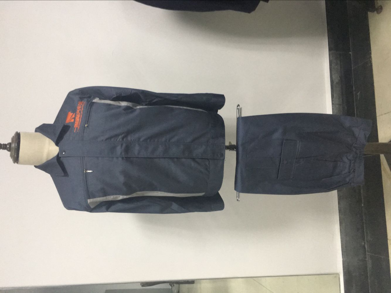 一通国际汽车城工作服(图1)