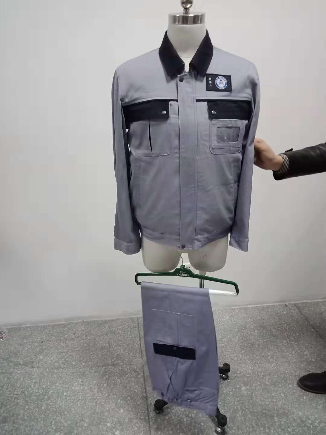 奇业游乐设备工作服(图1)
