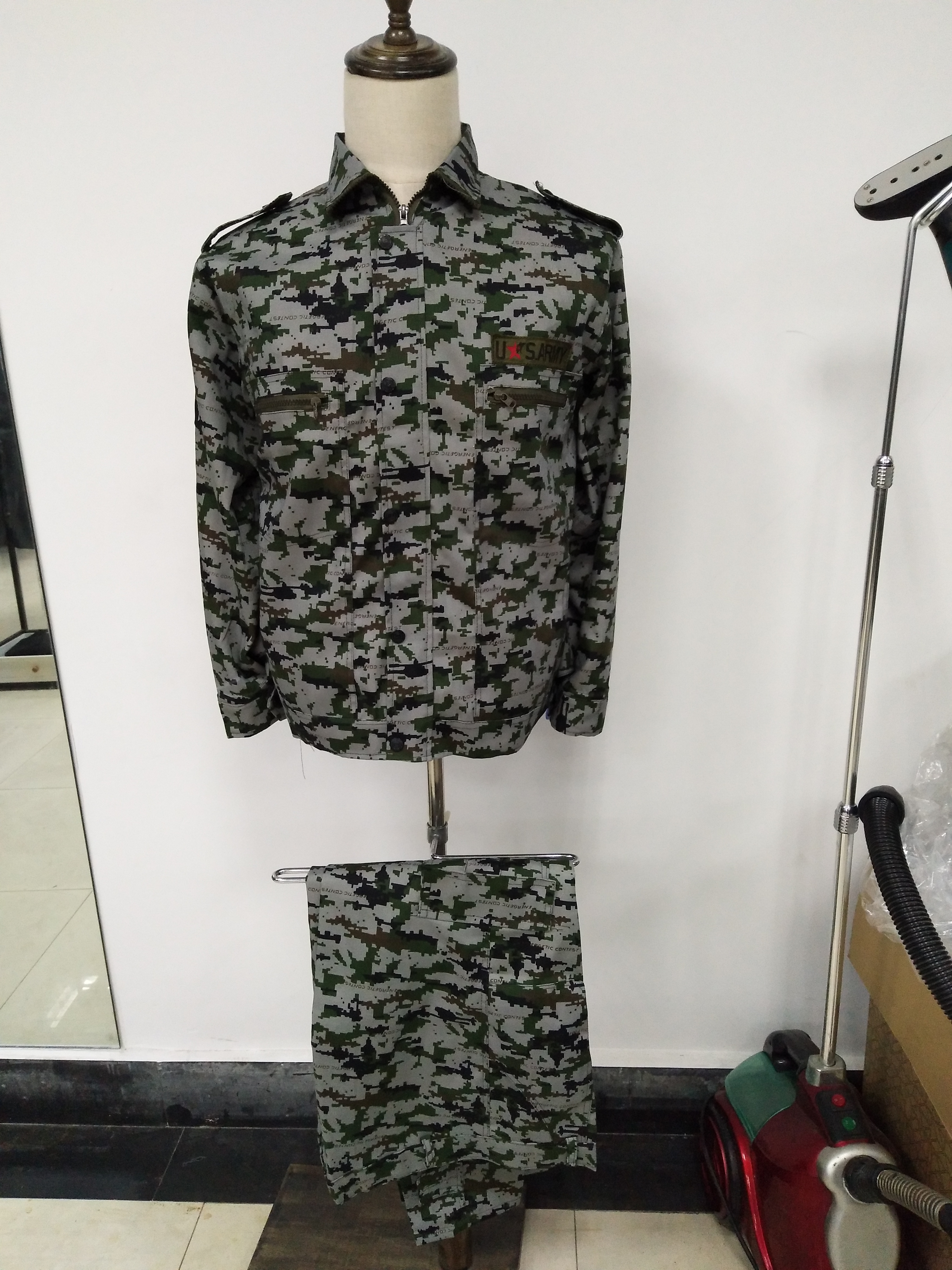 新科特钢材批发迷彩工作服(图1)